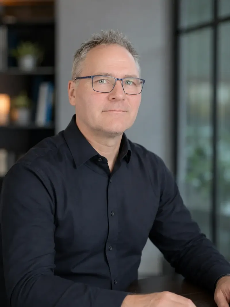 KI-generiertes Porträt von Sven Frank, KI-Manager (IHK) und persönlicher Ansprechpartner bei fresch KI